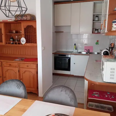 Lovely 2-bedroom With Free Parking 아파트 Dobrova